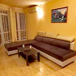 מלון דירות Plaza 4*